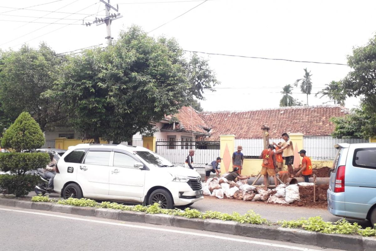 Kemacetan di Jalan Kartini, Pancoran Mas, Depok, Kamis (17/1/2019).