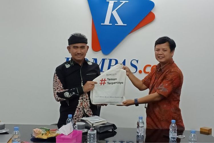 Wali Kota Tarakan Khairul bersama Redaktur Pelaksana Kompas.com Amir Sodikin.