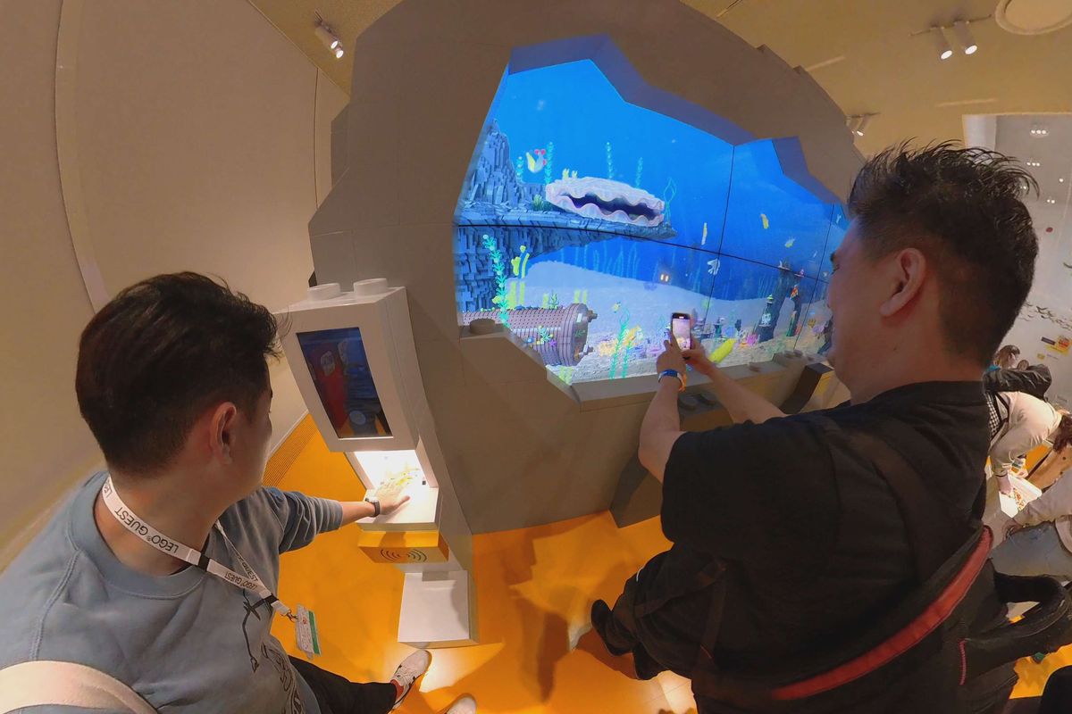 Pengunjung di Lego House, Billund, Denmark, sedang mencoba memindai kreasi ikan yang dibuatnya, agar bisa menjelma menjadi sosok digital yang berenang di dalam akuarium di sebelahnya. Di dalam Lego House, terdapat lebih dari 25 juta keping Lego, di mana anak-anak -dan juga orang dewasa tentunya, dapat bermain sambil mengasah kreativitas, imajinasi, hingga mengenali sifat, perasaan, dan karakter manusia.