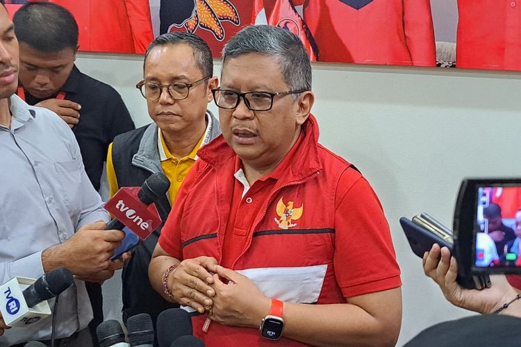 Sekretaris Jenderal PDI-P Hasto Kristiyanto di Rumah Aspirasi Relawan Ganjar, Jakarta, Sabtu (8/7/2023).