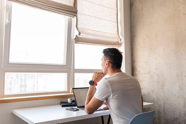 Melamun atau bengong termasuk kebiasaan orang IQ tinggi.