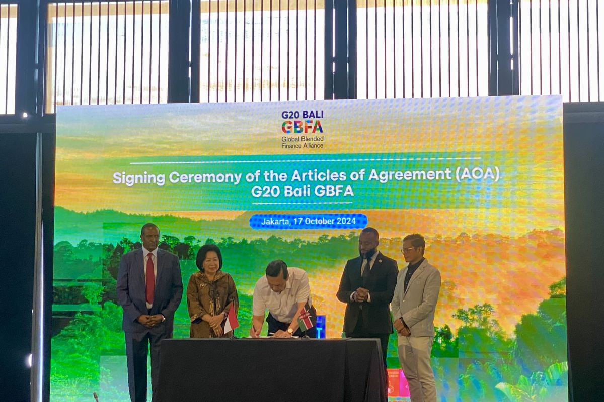 Indonesia dan Kenya resmi menandatangani Articles of Agreement (AOA) G20 Global Blended Finance Alliance (GBFA) untuk pembiayaan proyek iklim dan pencapaian Sustainable Development Goals (SDGs).  Penandatanganan dilakukan oleh Menteri Koordinator Bidang Maritim dan Investasi (Menko Marves) Luhut Binsar Pandjaitan dan Perdana Menteri Kenya Musalia Mudavadi di Jakarta, Kamis (17/10/2024).