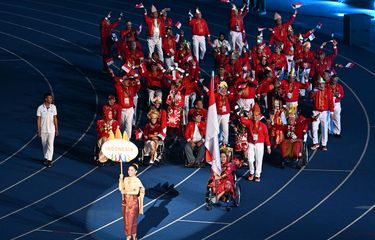 Perwakilan kontingen Indonesia mengikuti defile pembukaan ASEAN Para Games 2023 di Morodok Stadium, Phnom Penh, Kamboja, Sabtu (3/6/2023). Kontingen Indonesia sebanyak 500 personil yang terdiri atlet, pelatih dan ofisial dengan target menjadi juara umum di APG Kamboja 2023. NPC INDONESIA/Agung Wahyudui