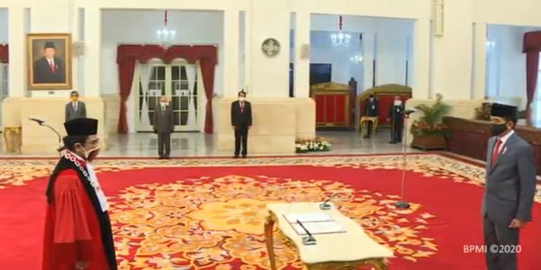 Presiden Jokowi menyaksikan sumpah jabatan Manahan Sitompul sebagai Hakim MK, di Istana Negara, Jakarta, Kamis (30/4/2020).