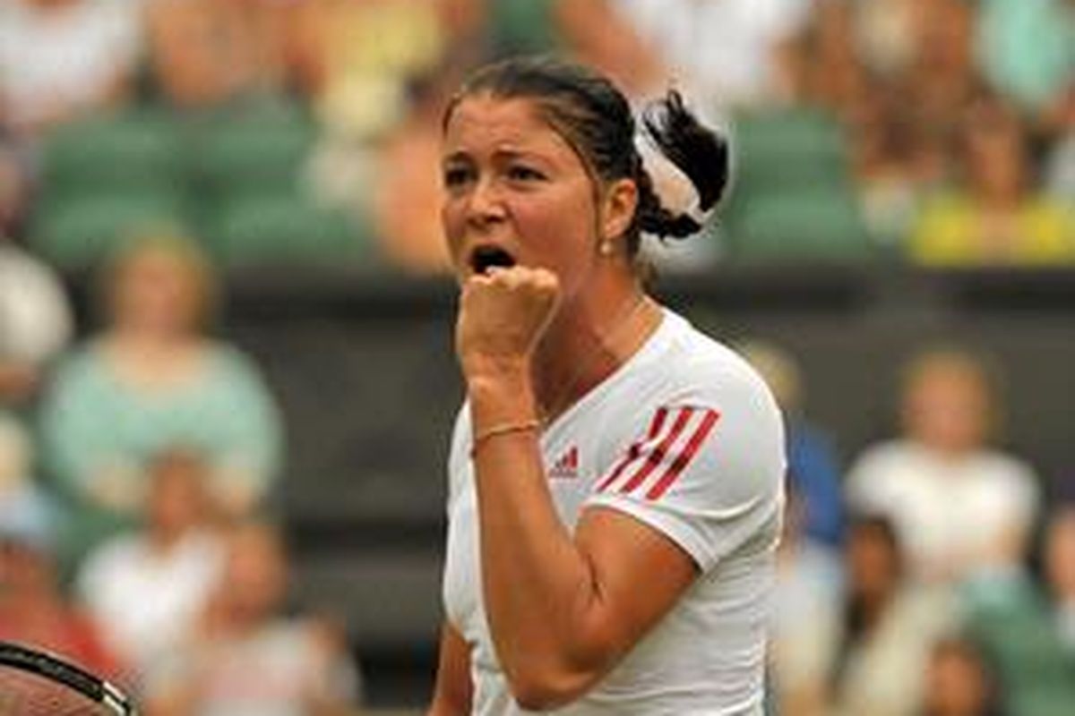 Dinara Safina mengekspresikan kegembiraannya usai melewati pertarungan menegangkan melawan Amelie Mauresmo