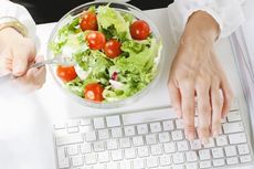 Tahukah Anda bahwa Sering Makan di Meja Kerja Bikin Tubuh Makin Melar? 