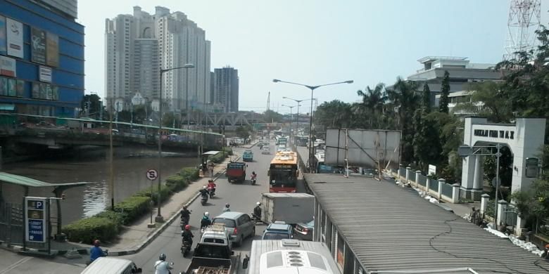 Kemacetan terjadi di sepanjang Jalan Gunung Sahari, Pademangan, Jakarta Utara tepat depan Mangga Dua Square, Rabu (19/3/2014). Banyak kendaraan, termasuk bus transjakarta, memilih melawan arah untuk keluar dari kemacetan tersebut.