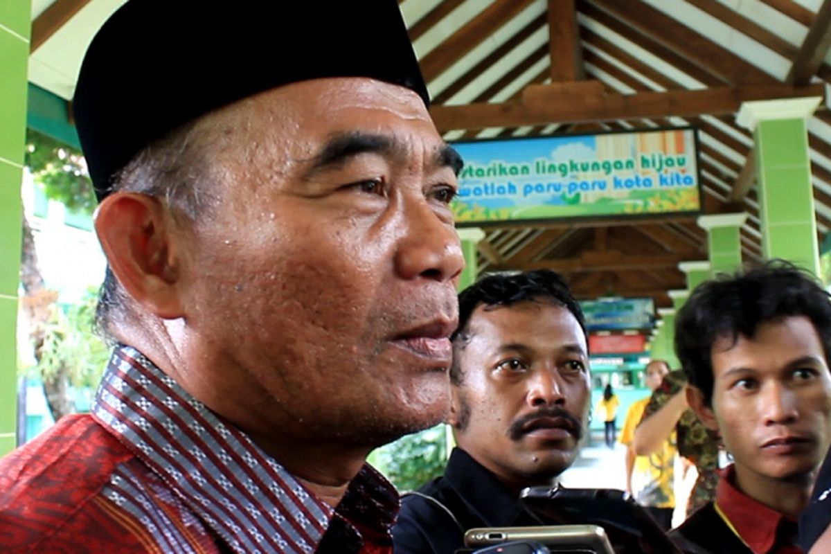 Menteri Pendidikan dan Kebudayaan (Mendikbud) Muhadjir Effendy saat ditemui pasca kegiatan pembagian Kartu Indonesia Pintar (KIP) di SMPN 2 Banjarnegara, Jateng, Jumat (16/6/2017).