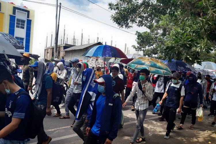 Ratusan pengungsi asal Afghanistan menggelar aksi unjuk rasa dengan berjalan kaki dari Hotel Bhadra, Kabupaten Bintan, Kepulauan Riau, menuju Lapangan Pamedan, Kota Tanjungpinang. 