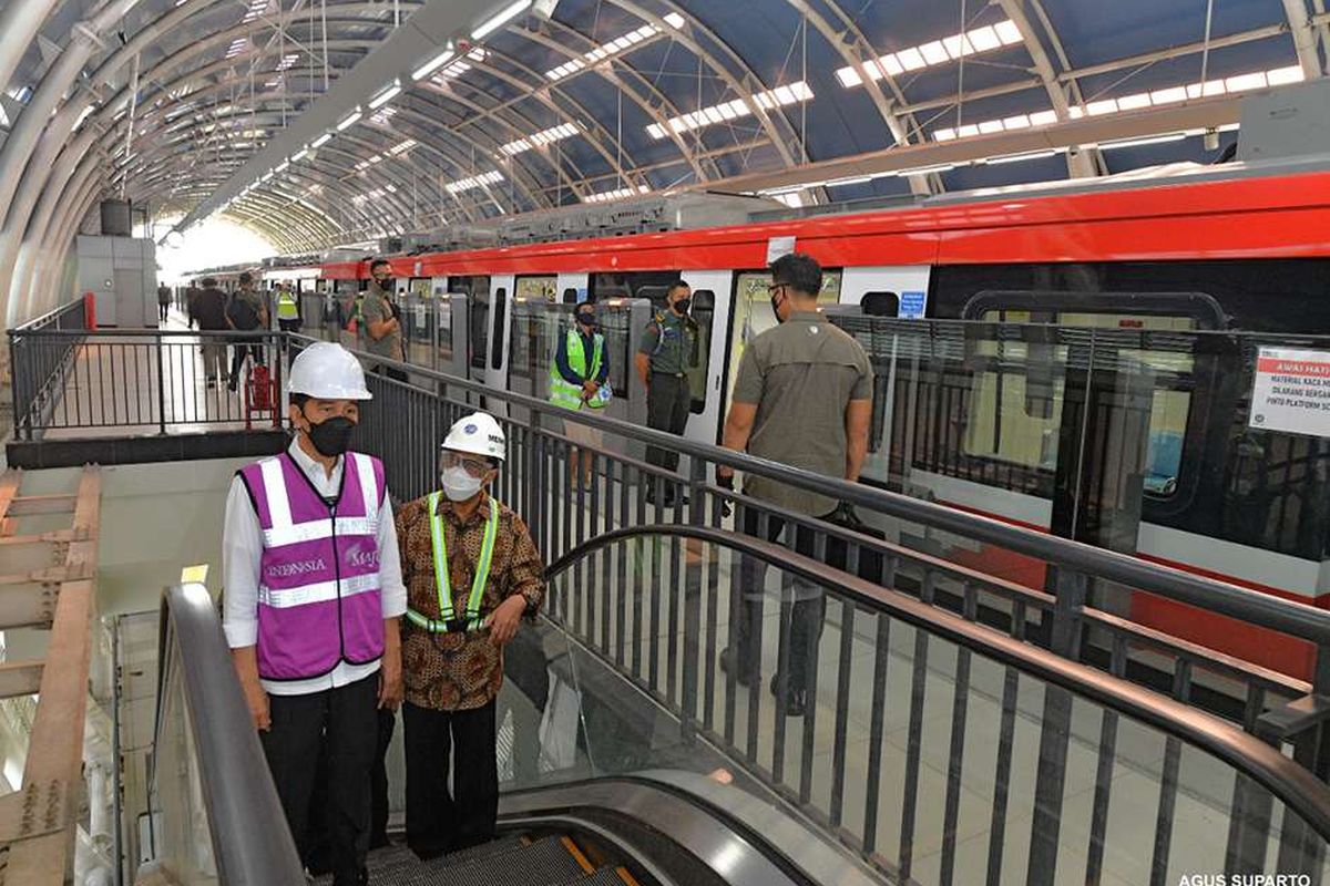 Presiden Joko Widodo (kiri) bersama Menteri Perhubungan Budi Karya Sumadi meninjau Stasiun Light Rail Transit (LRT) Taman Mini Indonesia Indah (TMII), Rabu (9/6/2021). Dalam kunjungan itu, Presiden menjelaskan perkembangan pembangunan LRT yang sudah mencapai 84,7 persen.