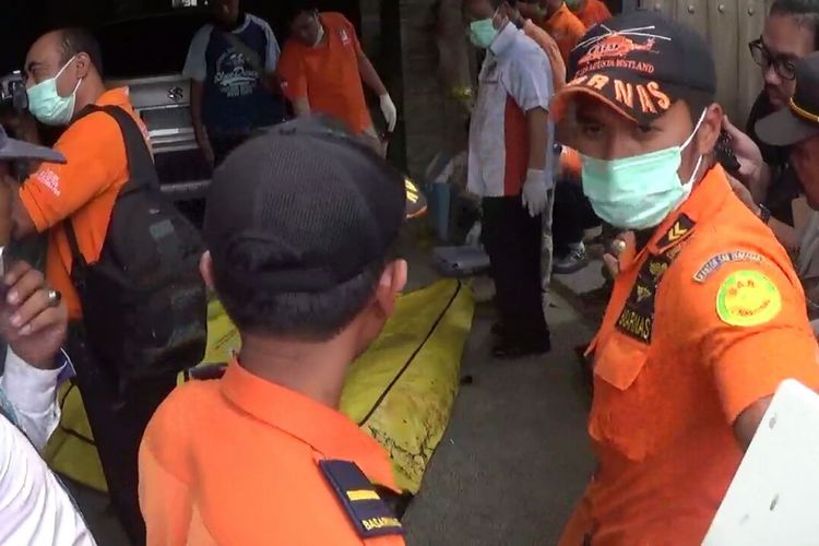Polisi mengevakuasi jenasah Matsuba Hiroko (76) dan Matsuba Nurio (76)  yang ditemukan tewas terbakar dari kediamannya di Perum Puri Gading Blok F1 No. 6 Jimbaran, Kuta Selatan, Badung, Bali 