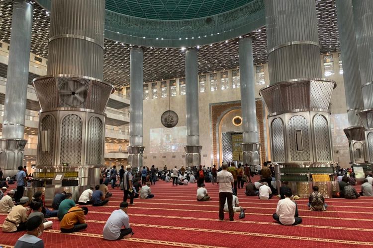 Suasana pelaksanaan shalat Jumat di Masjid Istiqlal, Jakarta Pusat pada Jumat (20/5/2022), para jemaah sebagian besar masih mengenakan masker.