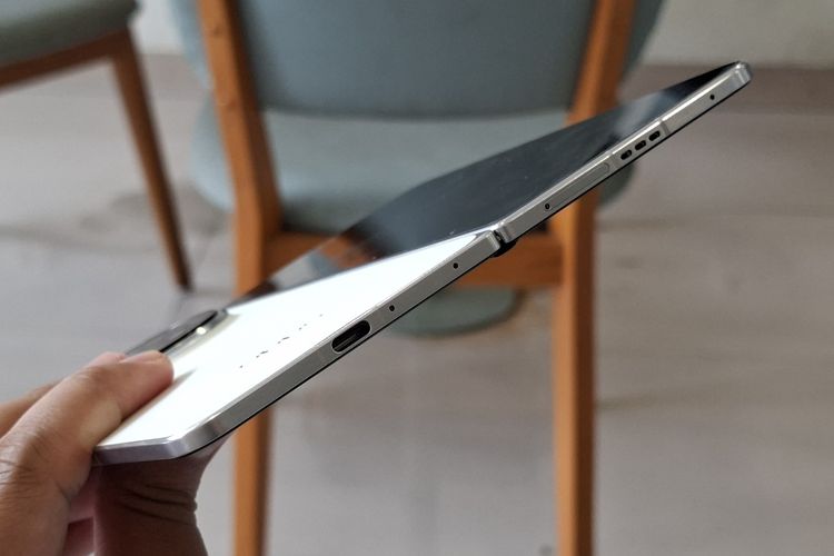 Oppo Find N5 yang tampak sangat tipis ketika dibentangkan. Ponsel ini memiliki dimensi
160,9 x 74,4 x 8,9 mm ketika dilipat, dan 160,9 x 145,6 x 4,2 mm ketika dibentangkan. Bobot ponsel ini adalah 229 gram.