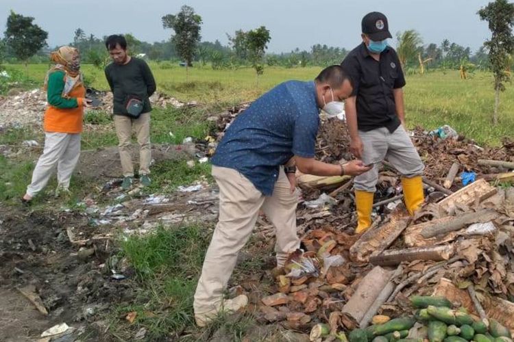 Petugas tengah memeriksa lokasi pembuangan limbah IPAL di kawasan jalan lingkar timur Cianjur, Jawa Barat. Sebuah truk kedapatan membuang limbah pabrik asal Bandung Barat.