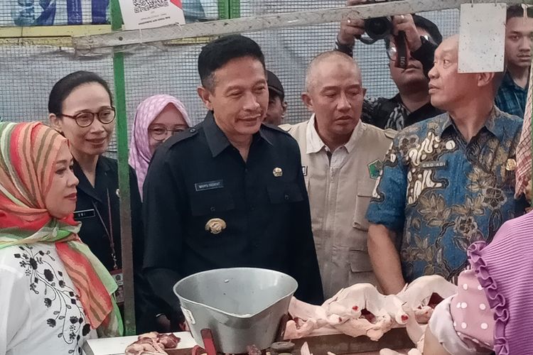 Pj Wali Kota Malang, Wahyu Hidayat melakukan operasi pasar di Pasar Bunulrejo pada Kamis (2/10/2023).