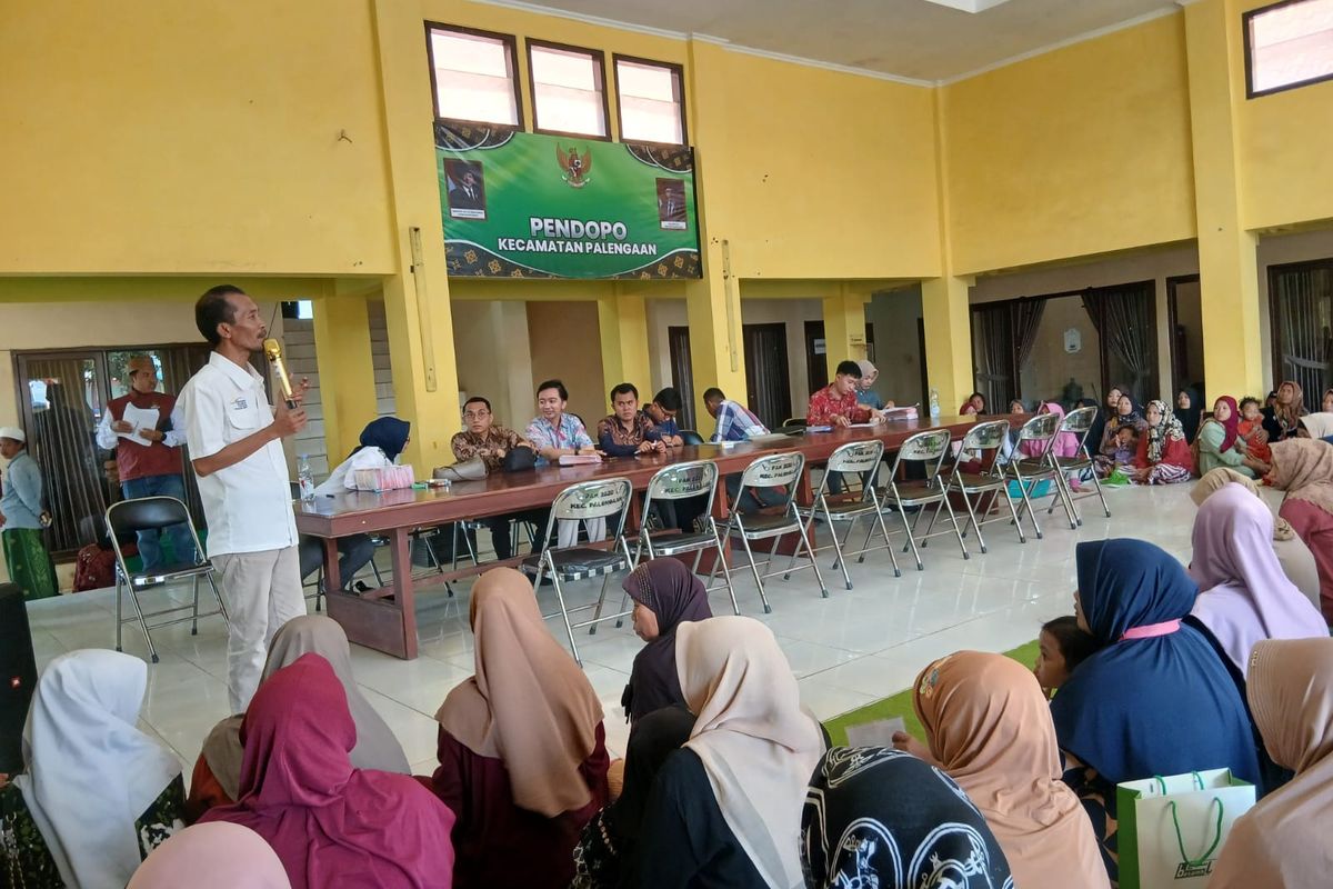 Korkab PKH Pamekasan Lukman Hakim melalukan sosialisasi agar PKM tidak terlibat judol di Pamekasan, Minggu (5/10/2025)