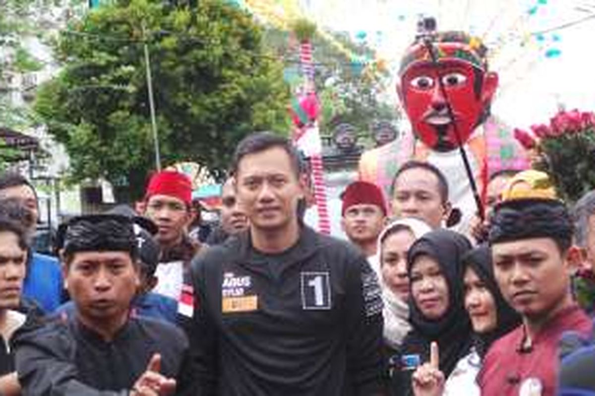 Calon gubernur DKI Jakarta Agus Harimurti Yudhoyono saat blusukan berkampanye di Cengkareng Timur, Jakarta Barat, Senin (5/12/2016).