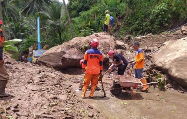 Batu 7 Ton Timbun Jalan Desa Sawangan Purworejo, Evakuasi Berlangsung Manual