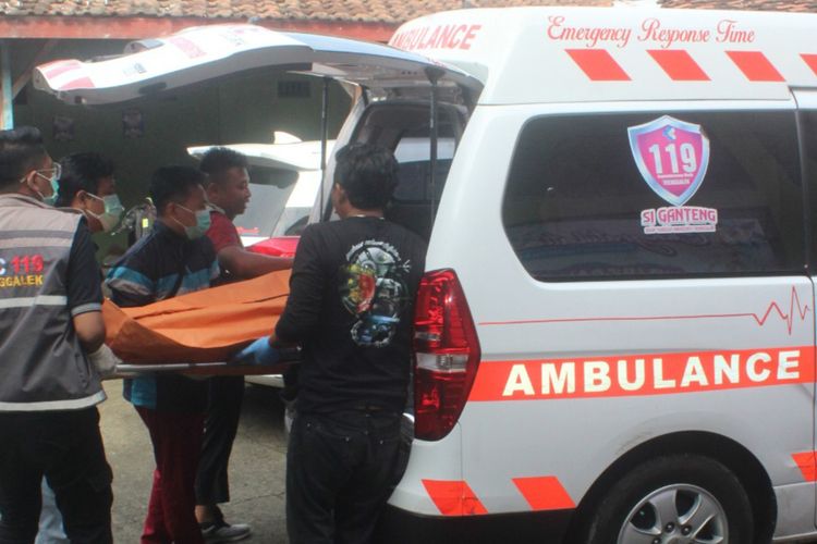 Tim Inafis Satreskrim Polres Trenggalek bersama tim medis, membawa jenazah korban WN yang ditemukan meninggal dunia di salah satu kamar hotel di Kabupaten Trenggalek Jawa Timur, Kamis (05/12/2024).