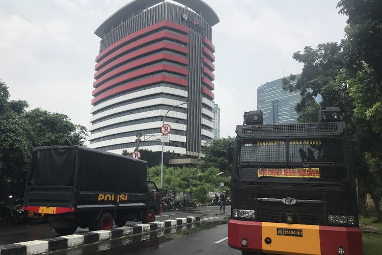 Gedung Komisi Pemberantasan Korupsi (KPK) dijaga ketat aparat kepolisian dari Polres Jakarta Selatan, Senin (31/5/2021) siang.
