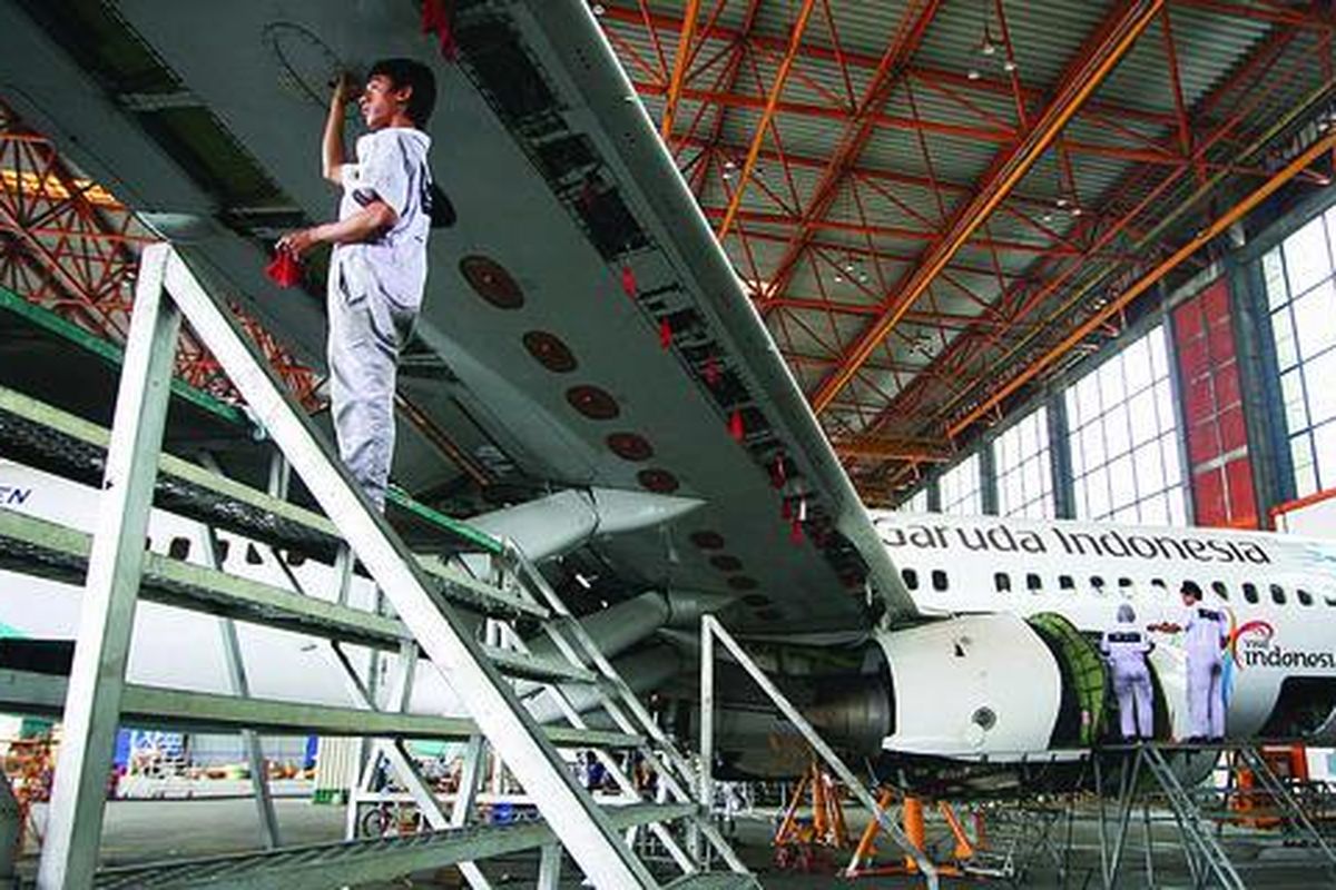 Kegiat an perawatan pesawat PT Garuda Indonesia di Garuda Maintenance Facility di Bandara Soekarno-Hatta, Tangerang, Banten, Rabu (12/1). PT Garuda Indonesia segera melakukan penawaran saham perdana kepada publik (IPO) dengan melepaskan 30 persen saham di kisaran harga Rp 750-Rp 1.100 per lembar.