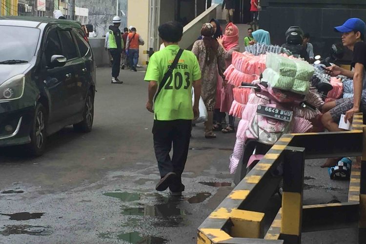 Para porter Tanah Abang yang berjuang untuk keluarga tak peduli seberat apapun barang yang harus dipikul setiap hari, Jumat (25/5/2018). 