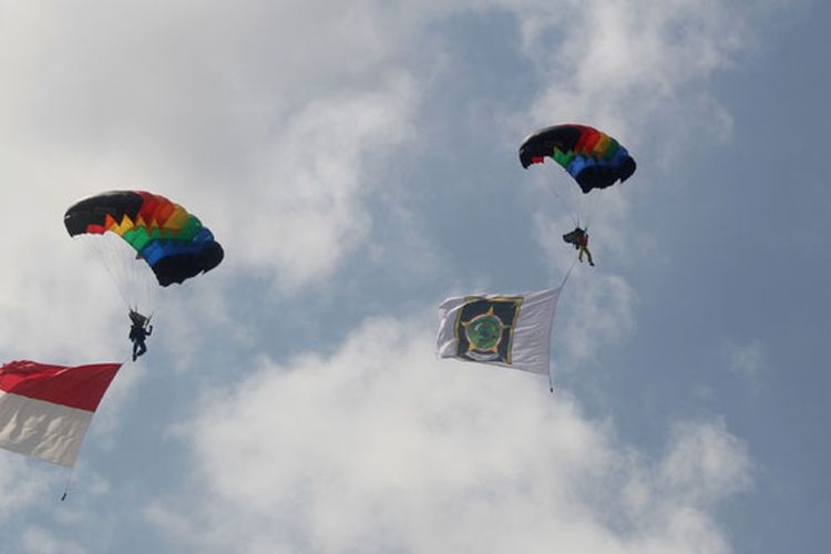 Atlet terjun payung bersiap-siap mendarat di Alun-alun Wates, Kabupaten Kulon Progo, Daerah Istimewa Yogyakarta, dalam acara Jogja International Air Show (JIAS) 2017, Jumat (28/4/2017). JIAS 2017 yang berlangsung sampai dengan 30 April 2017 diisi berbagai kegiatan dirgantara dan dimeriahkan kehadiran atlet terjun payung dari 18 negara. 