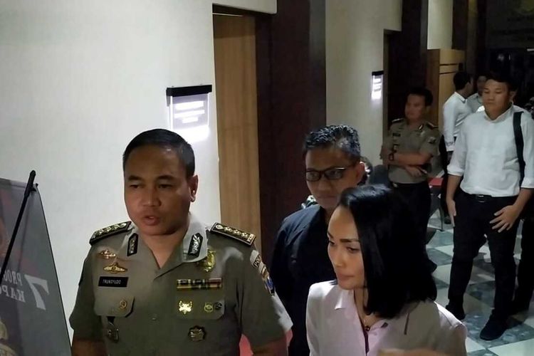 Penyanyi Eka Deli (kanan) didampingi Kabid Humas Polda Jatim, Kabid Humas Polda Jatim, Kombes Trunoyudo Wisnu Andiko (kiri) usai pemeriksaan di gedung Ditreskrimsus Polda Jatim, Senin (13/1/2020) malam.