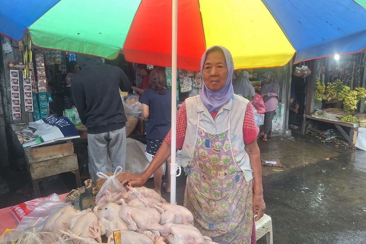 Tina (76) salah satu pedagang daging ayam di Pasar Bukit Duri Jakarta Selatan.