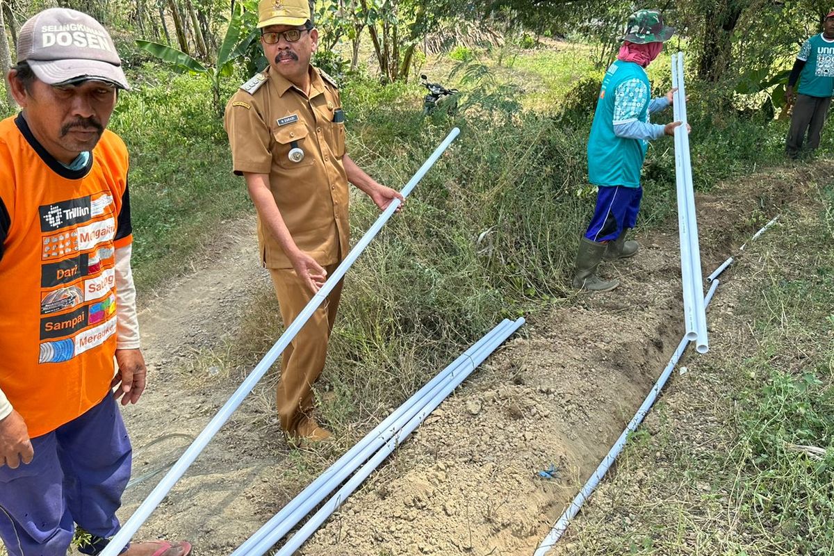 Aktivitas pemasangan pipa PVC di Dusun Polay Ampenang, Desa Jatisari, Kecematan Arjasa, Kabupaten Situbondo, Senin (5/6/2023).  