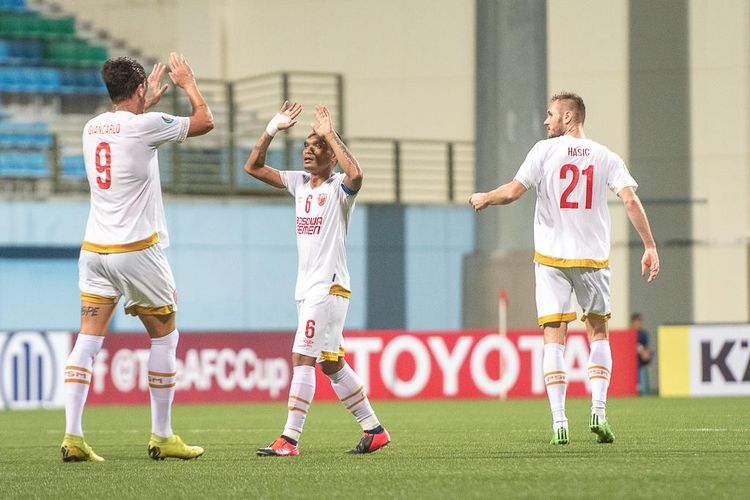 Ferdinand Sinaga, Serif Hasic, Giancarlo Lopez Rodriguez tengah merayakan gol PSM Makassar yang dicetak ke gawang Tampines Rovers di ajang AFC Cup, Rabu (12/2/2020).