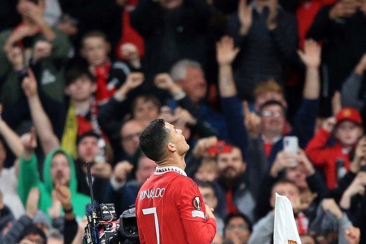 Striker Man United, Cristiano Ronaldo, melakukan selebrasi tidur usai menjebol gawang Sheriff dalam laga Grup E Liga Europa 2022-2023 di Stadion Old Trafford, Jumat (28/10/2022) dini hari WIB.