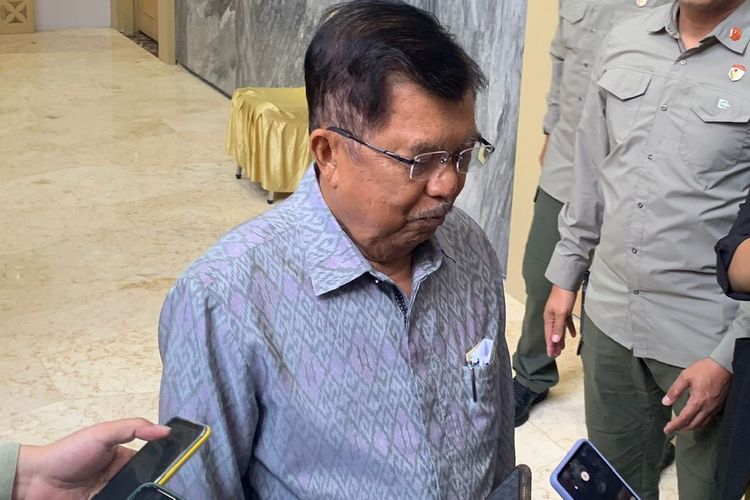 Mantan Ketua Umum Partai Golkar Jusuf Kalla di Kompleks Parlemen, Senayan, Jakarta, Senin (31/7/2023). 