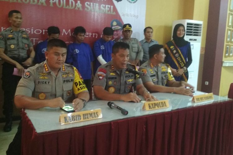 Kapolda Sulsel Irjen Pol Hamidin (Tengah) saat merilis tiga pengedar narkoba yang diamankan Polda Sulsel dalam seminggu terakhir di Mapolda Sulsel, Selasa (16/4/2019).