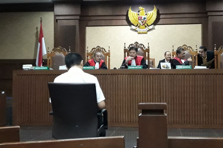 Fayakhun Andriadi duduk di kursi terdakwa di Pengadilan Tipikor Jakarta, Rabu (31/10/2018).