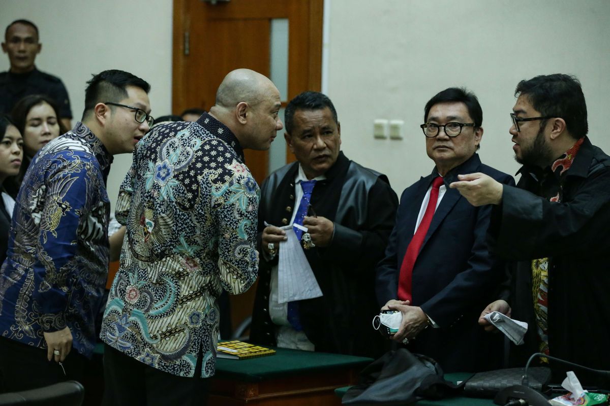 Mantan Kapolda Sumatera Barat Irjen Teddy Minahasa usai menjalani sidang vonis di Pengadilan Negeri Jakarta Barat, Senin (9/5/2023). Majelis hakim menjatuhkan vonis hukuman penjara seumur hidup dalam kasus peredaran narkotika jenis sabu yang menjeratnya.