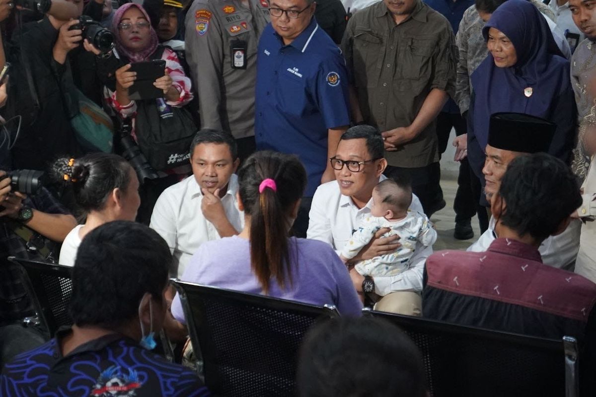Gubernur Riau Abdul Wahid mendampingi Menteri Perlindungan Pekerja Migran Indonesia (P2MI) Abdul Kadir Karding dalam pengarahan kepada 196 pekerja migran Indonesia (PMI) yang baru saja dideportasi dari Malaysia. 
