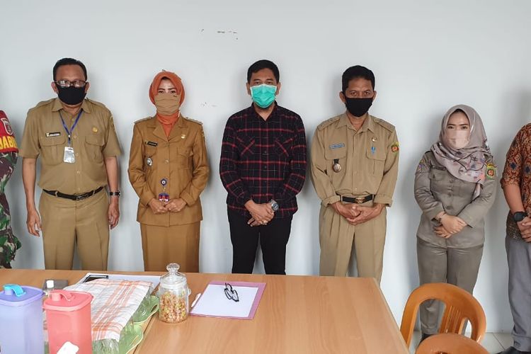 Camat Samarinda Kota Anis Siswatini bersama jajaran saat memanggil Rudi Herryanto bersama tim membuat pernyataan tertulis di Kantor Camat Samarinda Kota, Kaltim, Senin (27/7/2020).