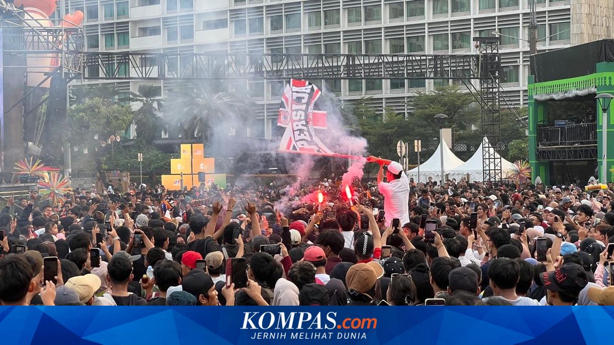 Jakmania Ramaikan Puncak HUT Ke-499 Jakarta di Bundaran HI, Sempat Nyalakan Flare