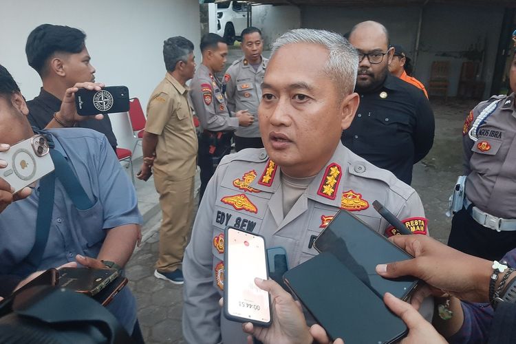 Kapolresta Sleman, Kombes Pol Edy Setyanto Erning Wibowo, saat menemui wartawan di Kantor Kalurahan Glagaharjo, Kapanewon Cangkringan, Kabupaten Sleman. Senin (11/08/2025).