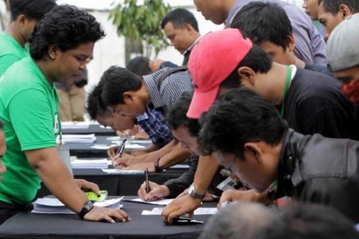 Pelamar mengantre mendaftarkan diri sebagai pengemudi ojek GrabBike di Senayan, Jakarta Pusat, Rabu (12/8/2015). Lowongan kerja sebagai pengemudi ojek online tersebut memanfaatkan teknologi digital yang lebih cepat dan transparan.