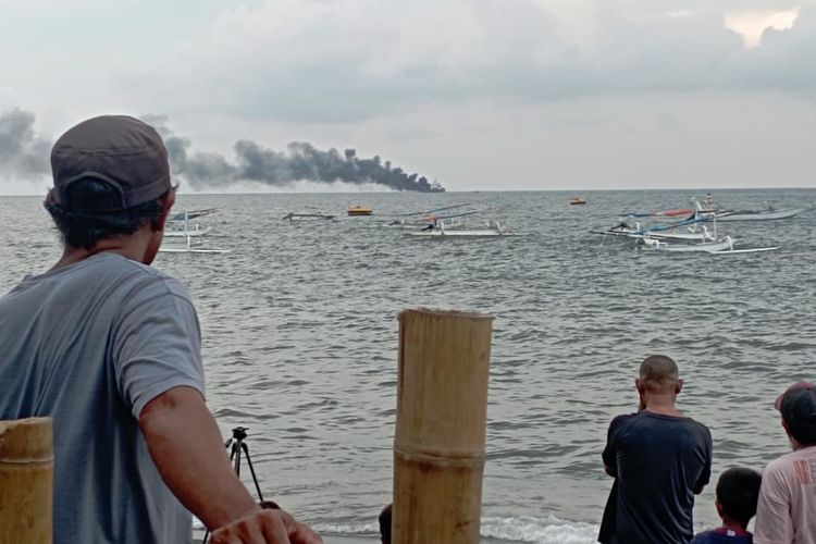 sebuah kapal tanker terbakar di oerairan oantai ampenan, kota mataram, Mjnggu sire(26/3/2023)