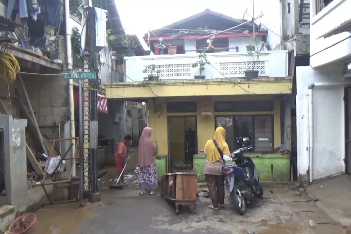 Sejumlah rumah di Jalan Binamarga, Rawajati, Pancoran, Jakarta Selatan terendam banjir pada Jumat (29/10/2021) dini hari.
