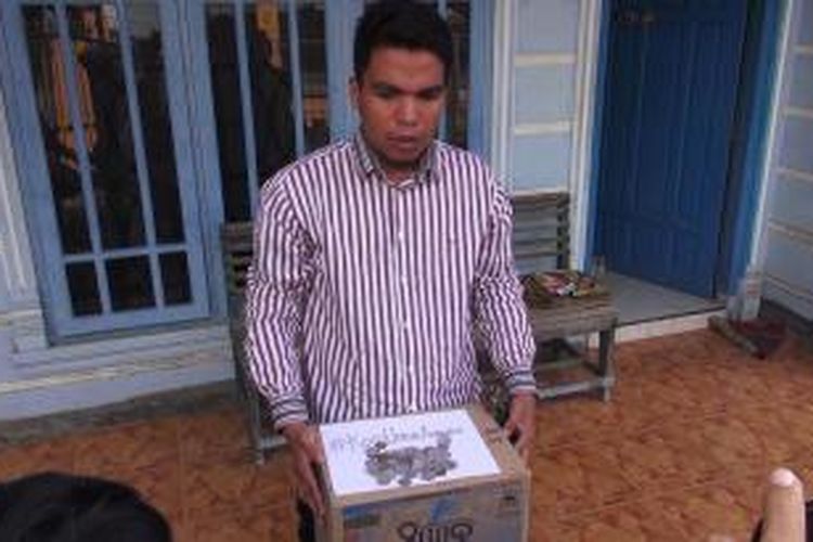 Koordinator Aksi #koinuntukAustralia, Martunus, menunjukkan koin-koin yang sudah terkumpul di Posko Kumpul Koin KAMMI Aceh, Sabtu (21/2/2015). Aksi ini digalang sebagai aksi protes terhadap Australia. ****K12-11