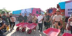 Mendagri Serahkan Bantuan Gerobak Dorong dan Bahan Makanan untuk Percepat Pemulihan Aceh Tamiang