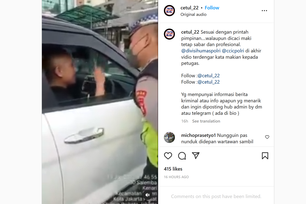 Seorang pengemudi mobil tidak terima ditegur oleh polisi dan justru mengeluarkan makian. 