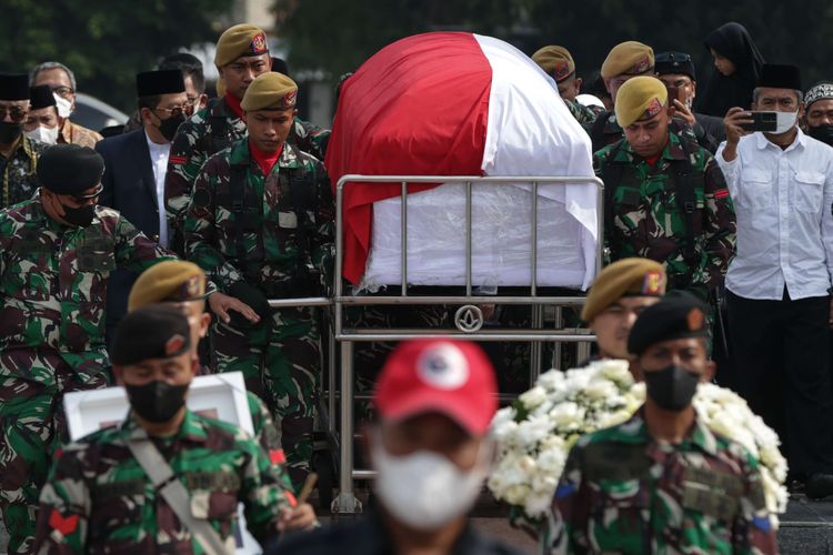 Pemakaman jenazah Ketua Dewan Pers, Azyumardi Azra di Taman Makam Pahlawan Kalibata, Jakarta, Selasa (20/9/2022). Azyumardi Azra berpulang setelah sempat dirawat sejak Jumat (16/9/2022) akibat gangguan kesehatan yang dialaminya saat melakukan kunjungan kerja ke Malaysia.