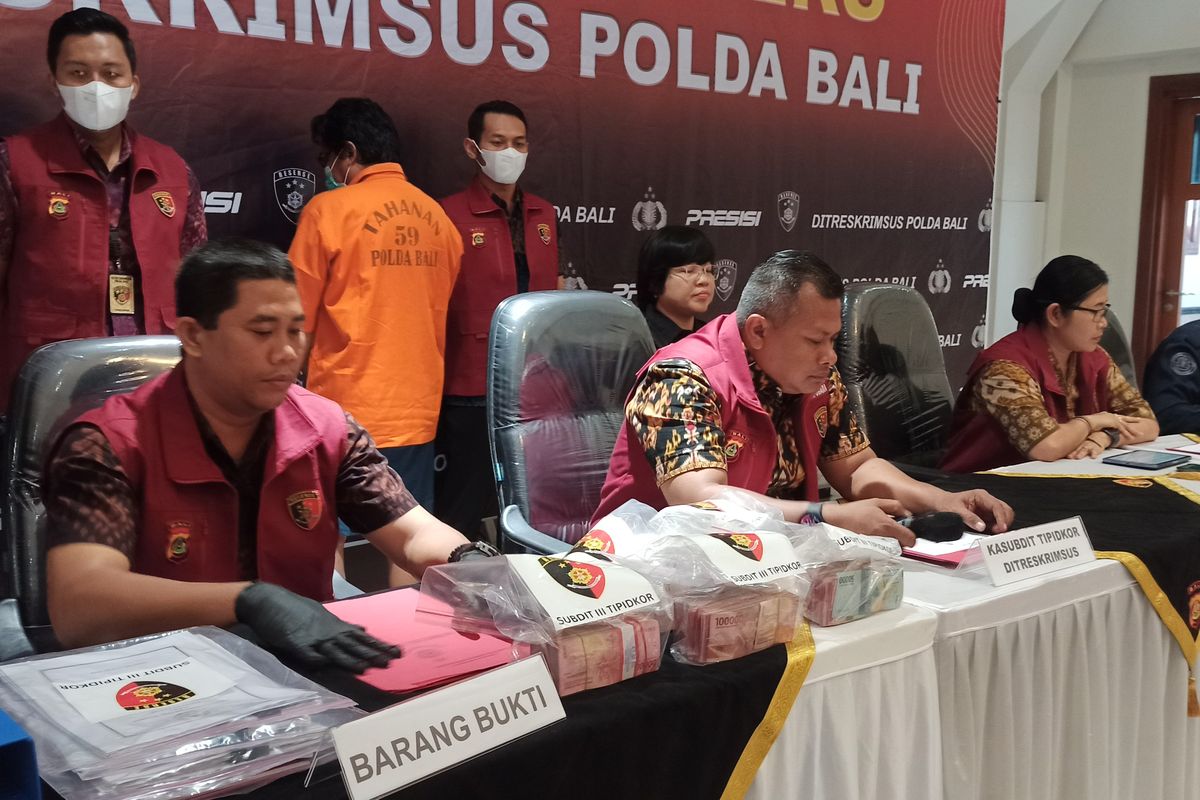 Kepala Subdit 3 Ditreskrimsus Polda Bali AKBP M. Arif Batubara, saat memimpin konferensi pers pengungkapan kasus korupsi yang melibatkan mantan Ketua Umum KONI Kabupaten Gianyar, Bali (periode 2018-2022), Pande Made Purwata, di Gedung Ditreskrimsus Polda Bali, Jalan Kamboja, Denpasar, pada Selasa (17/12/2024). KOMPAS.com/ Yohanes Valdi Seriang Ginta
