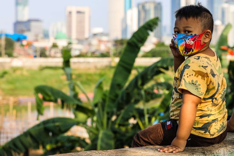 Anak-anak bermain di tembok taman samping Banjir Kanal Barat (BKB) di kawasan Petamburan, Jakarta Pusat, Senin (17/8/2020). Di hari Kemerdekaan Republik Indonesia ke-57 ini, anak-anak di kawasan Petamburan tetap melakukan permainan untuk menyemarakkan kemerdekaan ini.