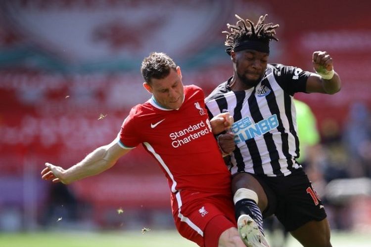 Allan Saint-Maximin berduel dengan James Milner (kiri) pada laga pekan ke-33 Liga Inggris yang mempertemukan Liverpool vs Newcastle United di Stadion Anfield, Sabtu (24/4/2021).